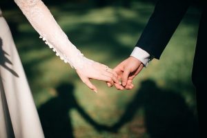 małżeństwo trzyma się za ręce