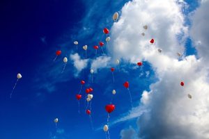 balony ślubne puszczone w niebo